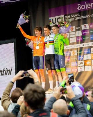 Ces coureurs, cette foule 💙♥️🖤💛💚 #GravelWorlds #Bolero2025